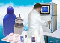 Measuring the vapour or gas permeability of pharmaceutical enclosurers